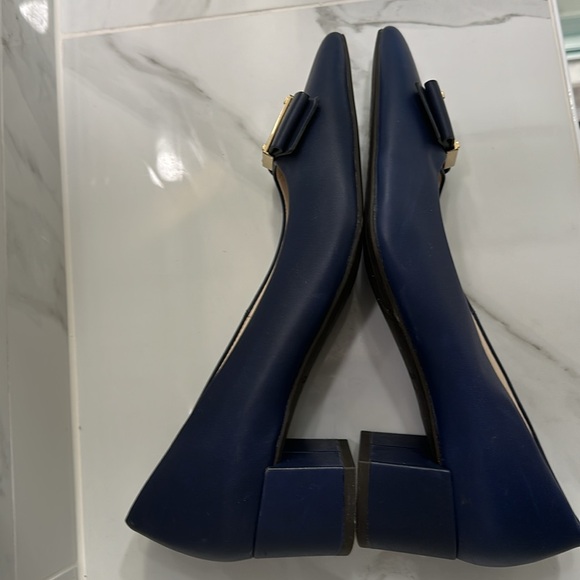 Pointy Toe Block Heel Cole Haan Logo Bow Pump Navy. EUC Padded and Comfortable. - Picture 3 of 12